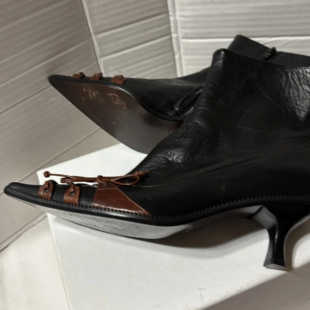 Elegant Black Ankle Boots with Brown Accents - Picture 8 of 13